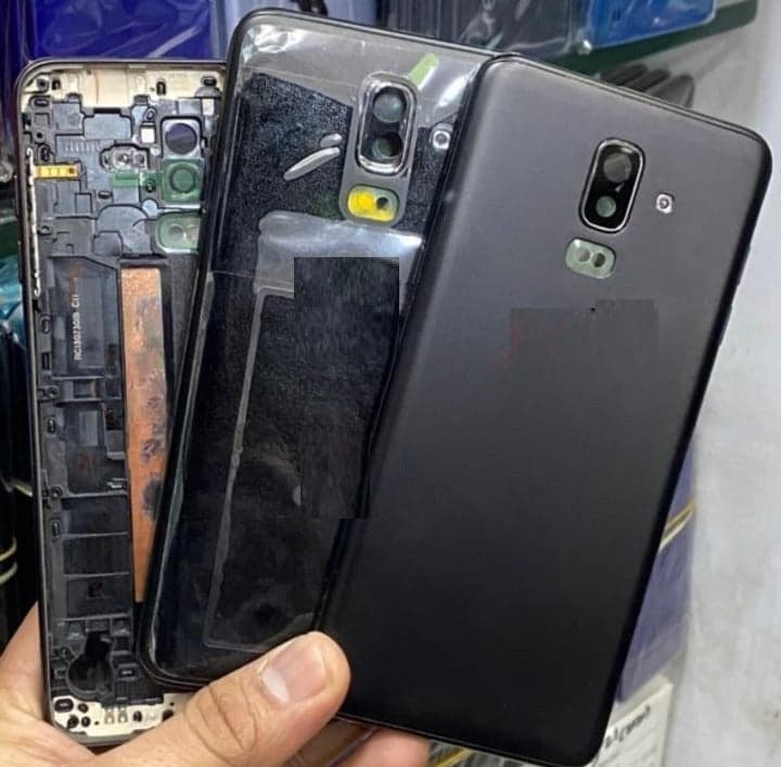 Mozomart Back Panel Housing with Middle Ring for Samsung Galaxy J8 : Black - image 1